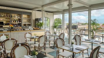 Se ofrece un desayuno bufé (30 EUR por persona)