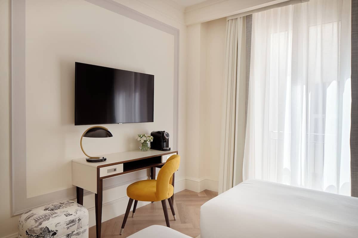 Kamar Twin Superior | Seprai premium, selimut bulu angsa, brankas, dan meja kerja