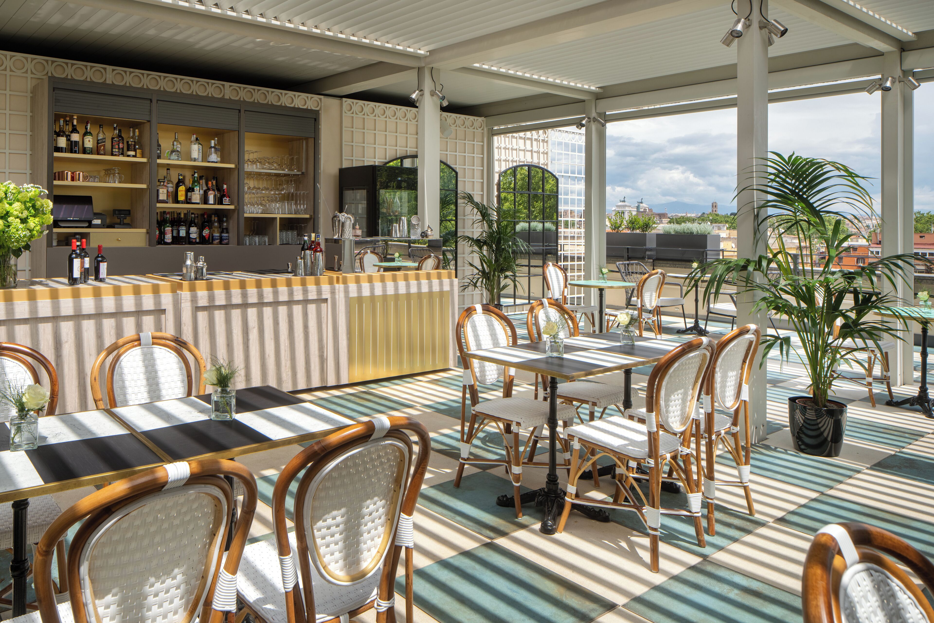 al fresco dining, serves lunch, dinner and happy hour