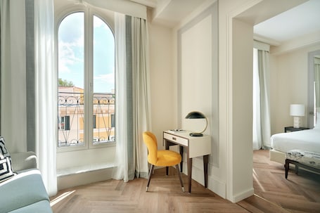 45-inch flat-screen TV with satellite channels, TV. Trastevere Roma | UNA Esperienze