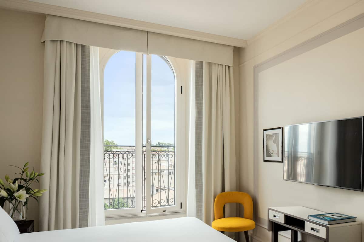 1 bedroom, premium bedding, down comforters, minibar