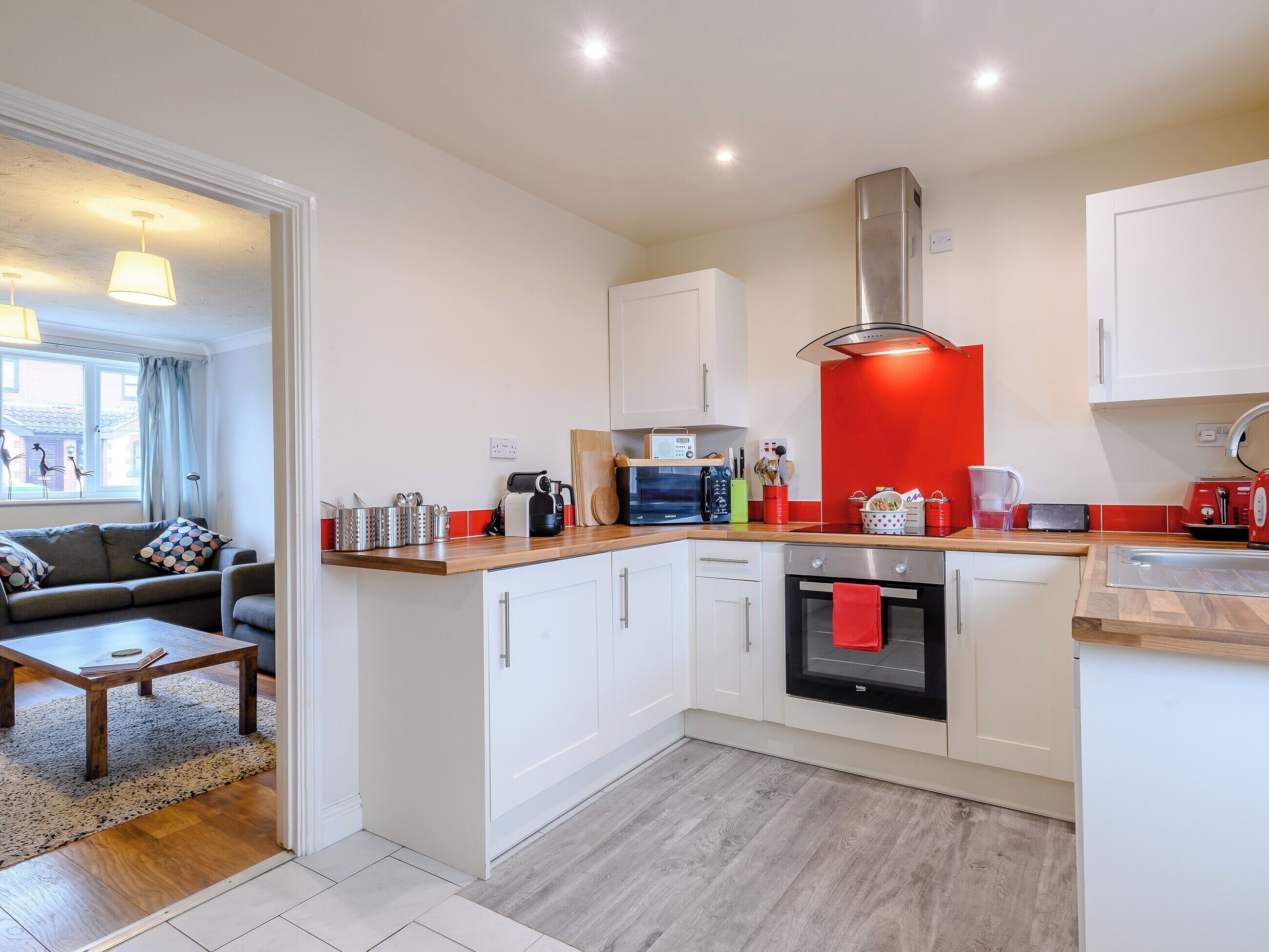 Diskmaskin, barnstol och frys