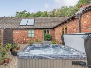 Outdoor spa tub - High House Barn - UK36929 (Foulsham, near Reepham)