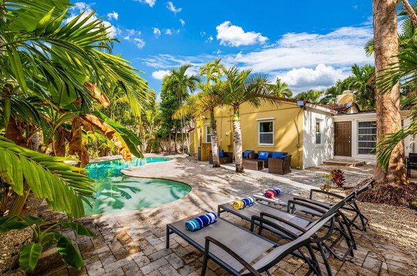 Una piscina al aire libre, una piscina climatizada