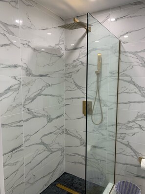 Badewanne, Haartrockner, Handtücher, Seife