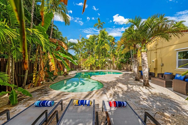 Alberca al aire libre y alberca climatizada