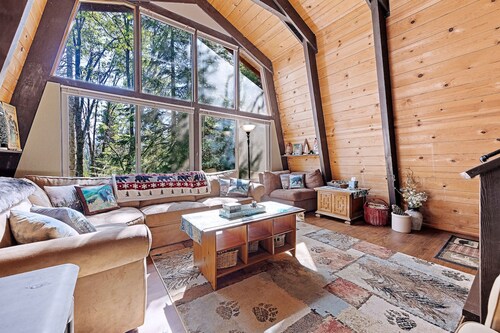 Chief Peak cabin near Yosemite with deck, nature views & full kitchen