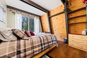 2 bedrooms, iron/ironing board, WiFi, bed sheets - Chief Peak cabin near Yosemite with deck, nature views & full kitchen (Fish Camp)