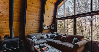 Chief Peak cabin near Yosemite with deck, nature views & full kitchen