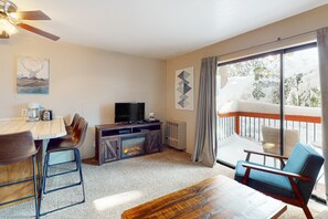 Interior - Wonderful studio with balcony - inside Yosemite National Park (Yosemite West)