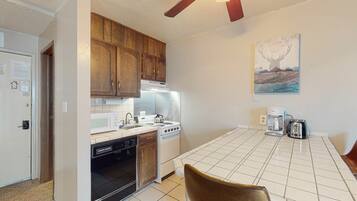 Réfrigérateur, micro-ondes, four, plaque de cuisson