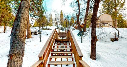 Rustic cabin & loft inside Yosemite National Park with deck, views & fireplace