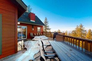Outdoor dining - One-of-a-kind home with miles of mountain & Yosemite views & vaulted ceilings (Yosemite West)