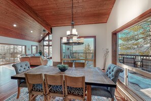 Interior - One-of-a-kind home with miles of mountain & Yosemite views & vaulted ceilings (Yosemite West)