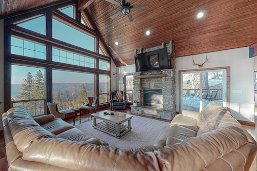 One-of-a-kind home with miles of mountain & Yosemite views & vaulted ceilings