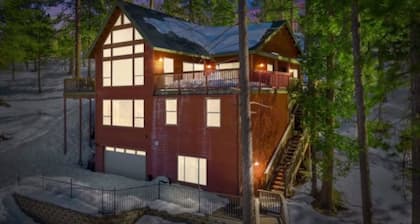 One-of-a-kind home with miles of mountain & Yosemite views & vaulted ceilings