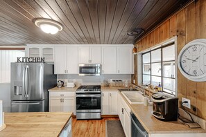 Fridge, microwave, oven, stovetop - Beautiful Mountain Home Near Yosemite and Bass Lake w/Free WiFi, Deck (Oakhurst)