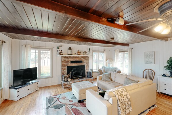 TV, fireplace, DVD player, books - Beautiful Mountain Home Near Yosemite and Bass Lake w/Free WiFi, Deck (Oakhurst)