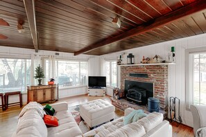 Una televisión, una chimenea, un reproductor de DVD, libros