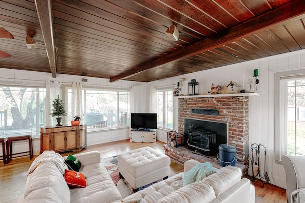 TV, fireplace, DVD player, books