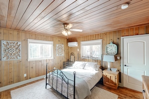 2 bedrooms, iron/ironing board, Internet, bed sheets - Beautiful Mountain Home Near Yosemite and Bass Lake w/Free WiFi, Deck (Oakhurst)