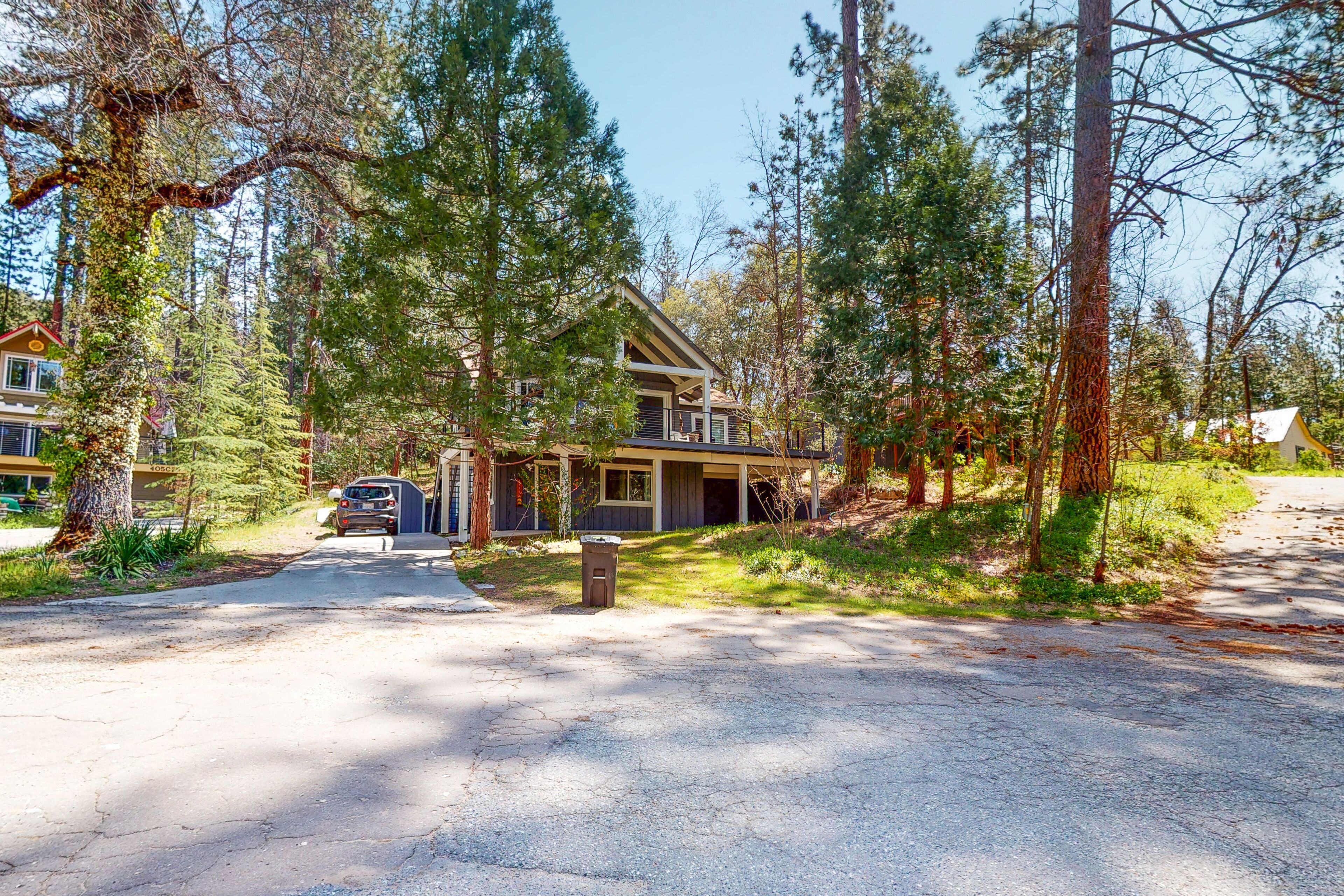 Lovely home in the trees with wrap-around deck - minutes from Bass Lake