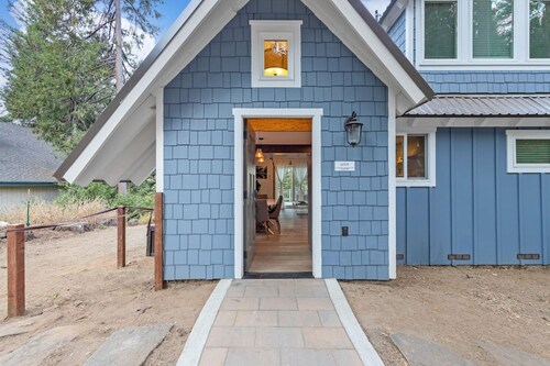 Modern Yosemite home with EV charger & great deck