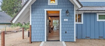 Modern Yosemite home with EV charger & great deck