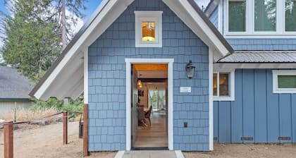 Modern Yosemite home with EV charger & great deck