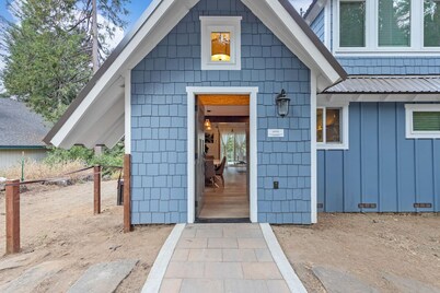Modern Yosemite home with EV charger & great deck
