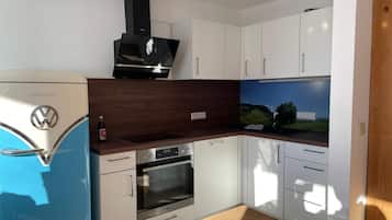 Kühlschrank, Ofen, Geschirrspüler, Wasserkocher mit Kaffee-/Teezubehör