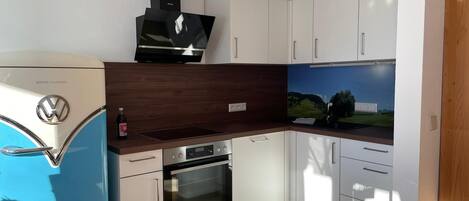 Jääkaappi, uuni, astianpesukone, kahvin-/teenkeitin