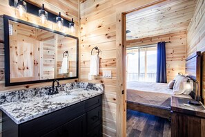 4 slaapkamers, een bureau, een strijkplank/strijkijzer, reisbedje