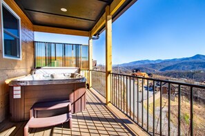 Outdoor spa tub - Sky Ridge Cabin: Hot Tub, Swim Spa & Fun with Panoramic Views (Gatlinburg)