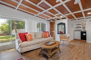 Smart TV, fireplace, books, computer monitors - Lake Oasis—Ducks Visit Daily! Fire Pit, Fast WiFi (Tampa)