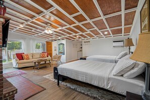 4 bedrooms, desk, iron/ironing board, free WiFi - Lake Oasis—Ducks Visit Daily! Fire Pit, Fast WiFi (Tampa)