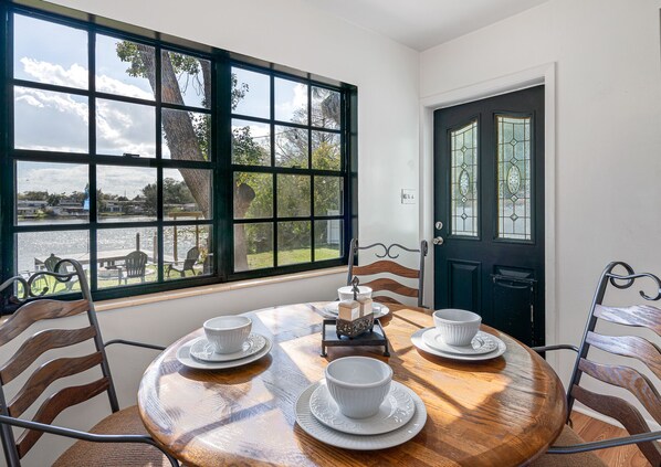 Dining - Lake Oasis—Ducks Visit Daily! Fire Pit, Fast WiFi (Tampa)