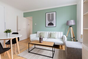 Leilighet | Oppholdsområde | En 1-tommers TV med kabel-kanaler