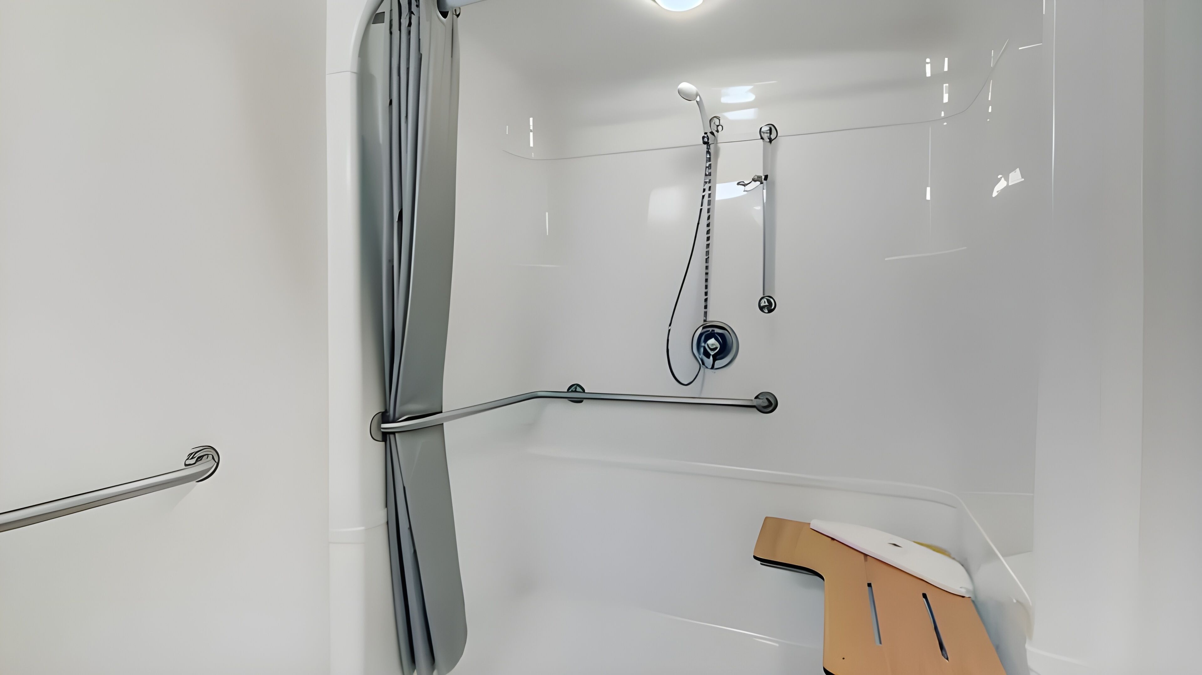 Een moderne badkamer met een douche, handgrepen en een handdoekrek.