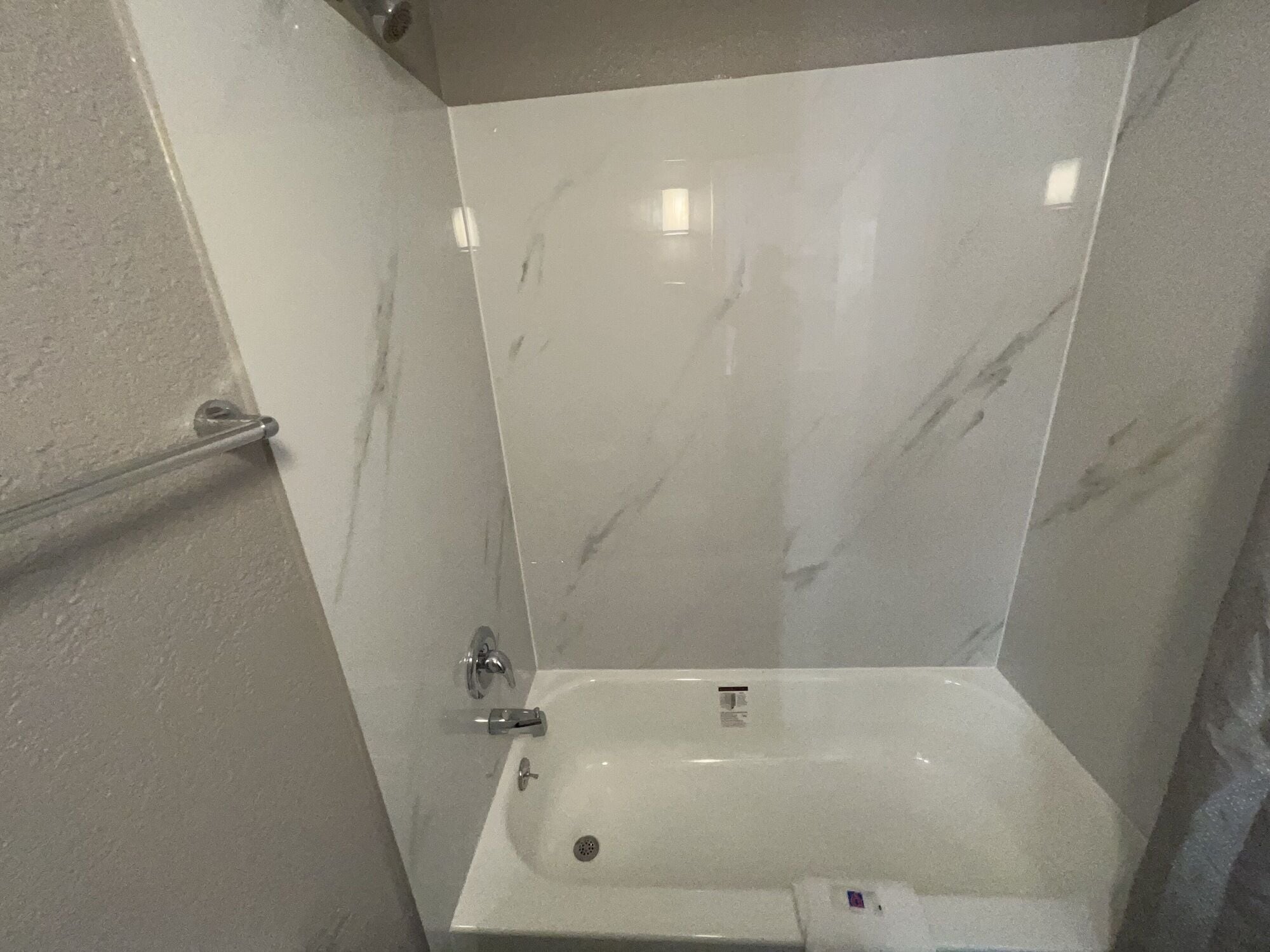 Ein Badezimmer mit Dusche, Badewanne und Toilette.