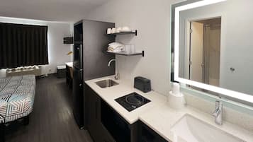 Standard Room, 1 Queen Bed, Non Smoking, Kitchenette | Private kitchenette | Full-size fridge, microwave, stovetop, toaster