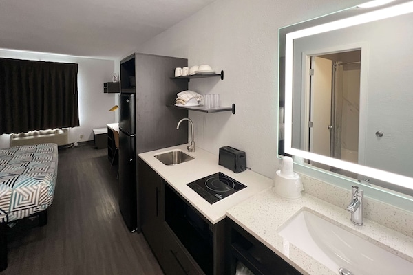 Standard Room, 1 Queen Bed, Non Smoking, Kitchenette | Private kitchenette | Full-size fridge, microwave, stovetop, toaster