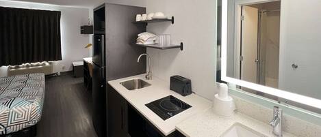 Standard Room, 1 Queen Bed, Non Smoking, Kitchenette | Private kitchenette | Full-size fridge, microwave, stovetop, toaster