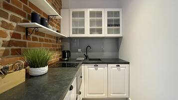 Design Apartment | Private kitchen | Electric kettle, cookware/dishes/utensils, dining tables