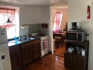 Een koelkast, een magnetron, een oven, een kookplaat