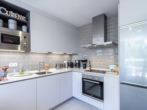 Kühlschrank, Mikrowelle, Ofen, Geschirrspüler