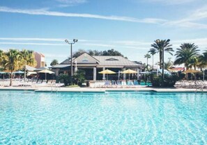 Una piscina al aire libre, una piscina climatizada