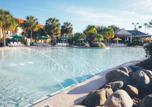 Una piscina al aire libre, una piscina climatizada