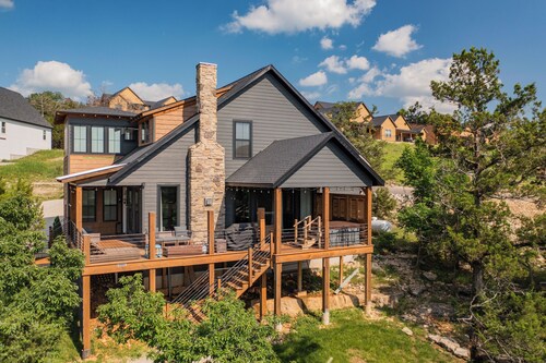 5Star MajesticRetreat, TableRock Lake Branson Chalet, Walk2Lake,FirePits,HotTub
