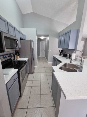 Kjøleskap, mikrobølgeovn, ovn og kokeplater